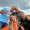 Ober- und Unterdorf in Freundschaft wieder vereint. Zuvor hatte das Fußballspiel zwischen den beiden Gruppen eine kleine Grenze durch ...