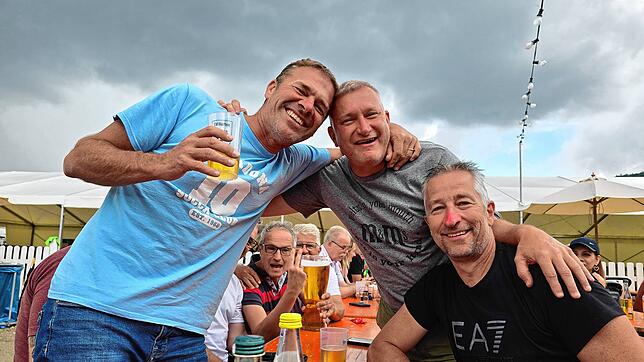 Ober- und Unterdorf in Freundschaft wieder vereint. Zuvor hatte das Fußballspiel zwischen den beiden Gruppen eine kleine Grenze durch ...