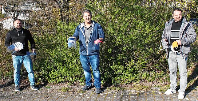 Das Organisationsteam der Hochrhein-Initiative im Kampf gegen das Coronavirus mit Prototypen ihrer Schutzausrüstung (von links): José ...