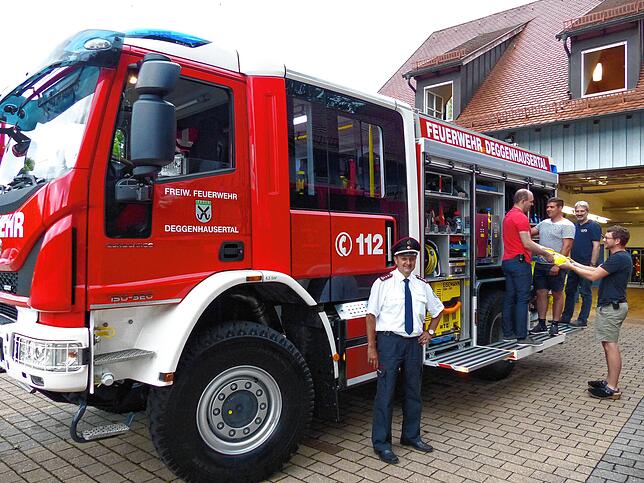 Glücklich mit dem neuen Löschfahrzeg, das auch über Hochleistungspumpen verfügt und Keller trockenlegen kann, ist der Deggenhausertaler ...