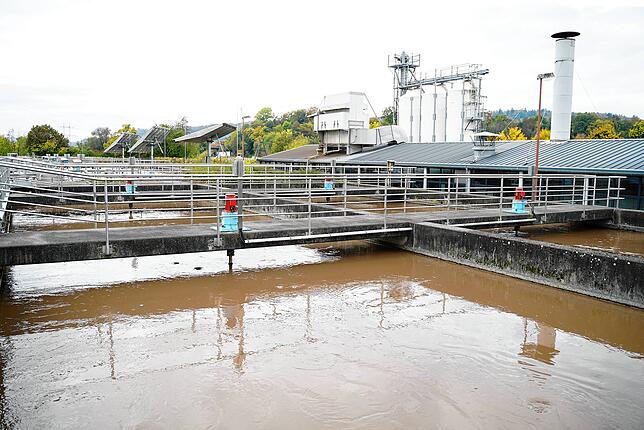In den sogenannten Belebungsbecken bauen die zugefügten Bakterien und andere Mikroorganismen im Abwasser gelöste, organische Stoffe ...