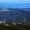 Drei Windräder errichtete EnBW im Jahr 2017 auf dem Glaserkopf bei Hasel. Im Hintergrund sind rechts das Hornbergbecken und links davon ...