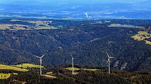 Drei Windräder errichtete EnBW im Jahr 2017 auf dem Glaserkopf bei Hasel. Im Hintergrund sind rechts das Hornbergbecken und links davon ...
