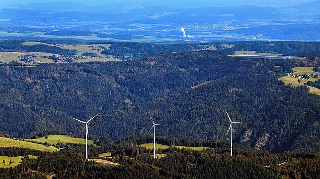 Drei Windräder errichtete EnBW im Jahr 2017 auf dem Glaserkopf bei Hasel. Im Hintergrund sind rechts das Hornbergbecken und links davon ...