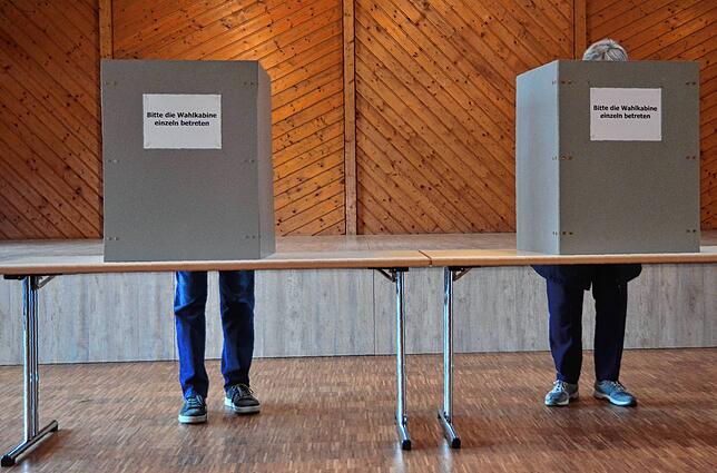 Zwei Wahlkabinen mit hundertprozentiger Wahlbeteiligung: Auch in Ittendorf, wie hier auf dem Foto aus dem Bürgerhaus, war die Resonanz ...
