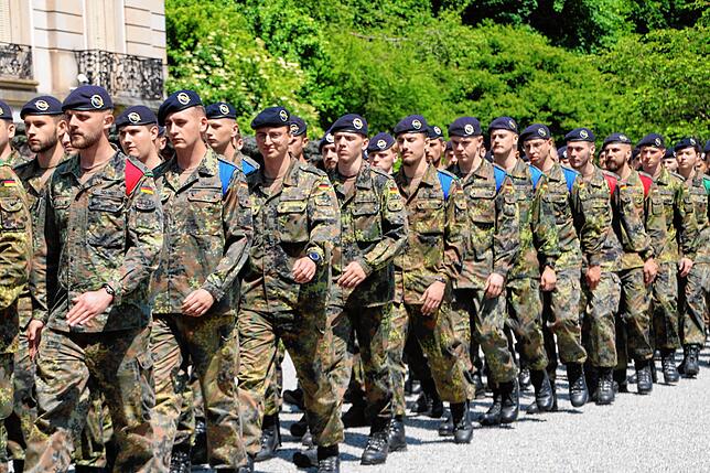 Bild 9: Soldaten aus dem Kosovo zurück in Donaueschingen: Die besten Bilder des feierlichen Appells vor dem Schloss