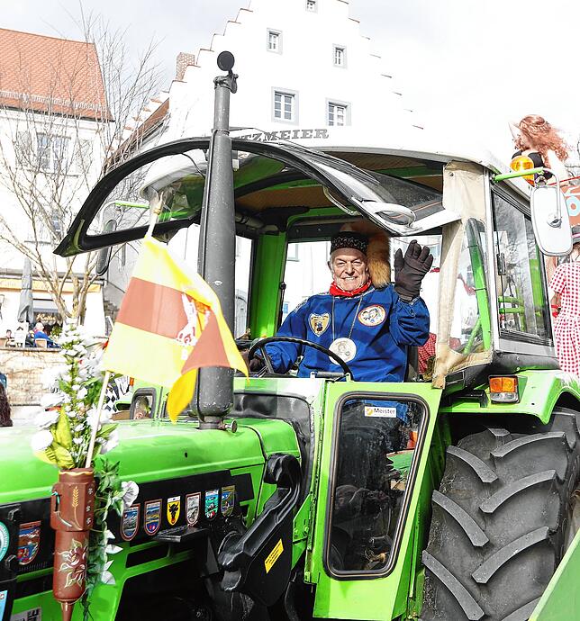 Ganz in seinem Element: Adolf Huchler beim Ziehen des Umzugswagens der DJK vor wenigen Wochen in seinem unverwüstlichen Deutz 60.06. ...