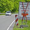 Schon am Ortsausgang in Blumberg-Zollhaus auf der B27 weißt ein Schild auf die wiedereröffnete Schweizer Grenze Neuhaus/Bargen hin.