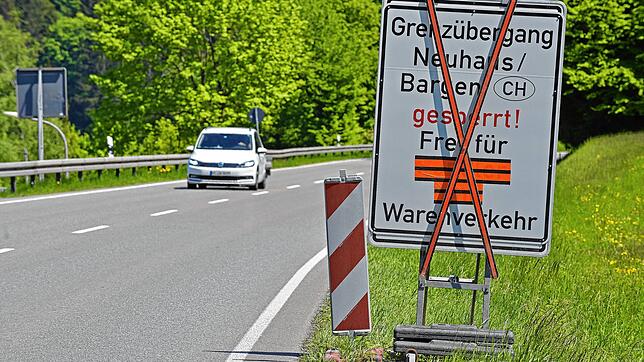 Schon am Ortsausgang in Blumberg-Zollhaus auf der B27 weißt ein Schild auf die wiedereröffnete Schweizer Grenze Neuhaus/Bargen hin.