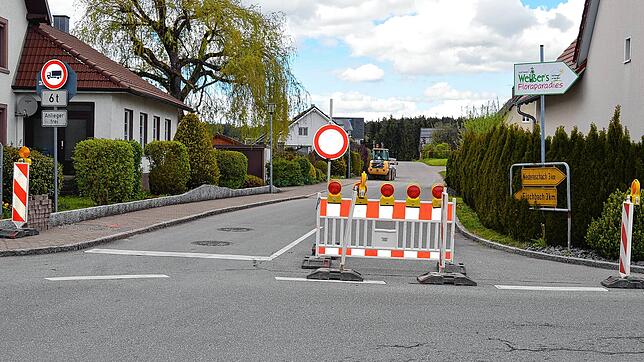 Im Zuge des Glasfaserausbaus ist die Klosterhofstraße in Schabenhausen diesen Monat für den Durchgangsverkehr gesperrt. Anlieger ...