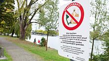 (Archivbild) Nur kurze Zeit stand dieses Schild im Herosé-Park in Konstanz, bis das Glasverbot wieder für unwirksam erklärt wurde.