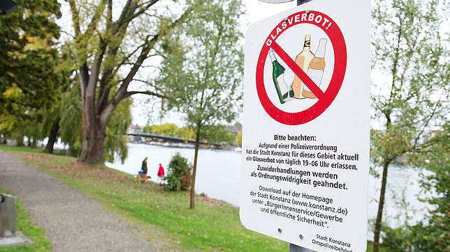 (Archivbild) Nur kurze Zeit stand dieses Schild im Herosé-Park in Konstanz, bis das Glasverbot wieder für unwirksam erklärt wurde.