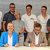 Landrätin Stefanie Bürkle und Reisch-Geschäftsführer Hans-Jörg Reisch bei der offiziellen Vertragsunterzeichnung.