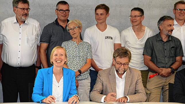 Landrätin Stefanie Bürkle und Reisch-Geschäftsführer Hans-Jörg Reisch bei der offiziellen Vertragsunterzeichnung.