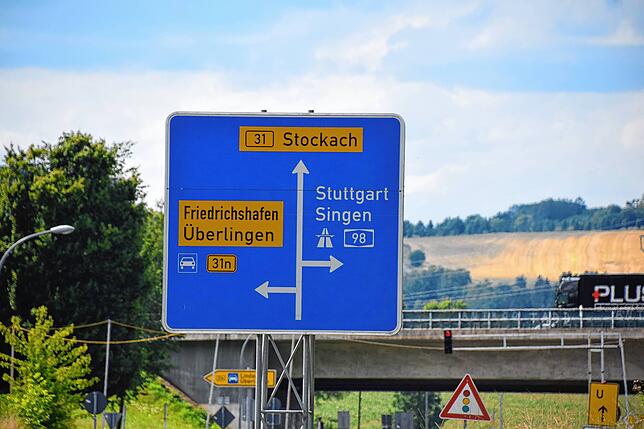 An dieser Kreuzung ist am Sonntag ein Unfall geschehen. Ein Auto kam von links und wollte Richtung Stockach, als es mit einem Fahrzeug ...