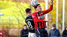 Der SC Gottmadingen-Bietingen (Bastian Schmittscheider, links) hat sich beim FC Königsfeld (Christian Moosmann) mit 7:4 durchgesetzt.