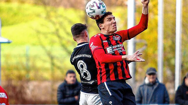 Der SC Gottmadingen-Bietingen (Bastian Schmittscheider, links) hat sich beim FC Königsfeld (Christian Moosmann) mit 7:4 durchgesetzt.