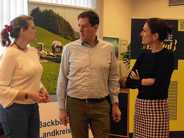 Sandra Mathis, Breitbandbeauftragte des Landkreises, im Gespräch mit Felix und Marina Stiegeler (von links).