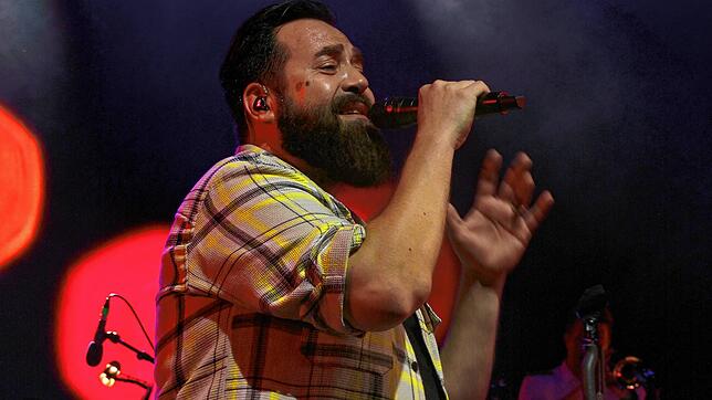 Laith Al-Deen verzauberte das Radolfzeller Publikum mit deutschsprachiger Popmusik &ndash; und dem satten Sound der Bundeswehr Big Band.