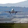 Ein Flugzeug startet auf dem Flughafen Zürich-Kloten. Der Flughafen darf jetzt nach einer entsprechenden Volksabstimmung seine Start- ...