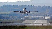 Ein Flugzeug startet auf dem Flughafen Zürich-Kloten. Der Flughafen darf jetzt nach einer entsprechenden Volksabstimmung seine Start- ...