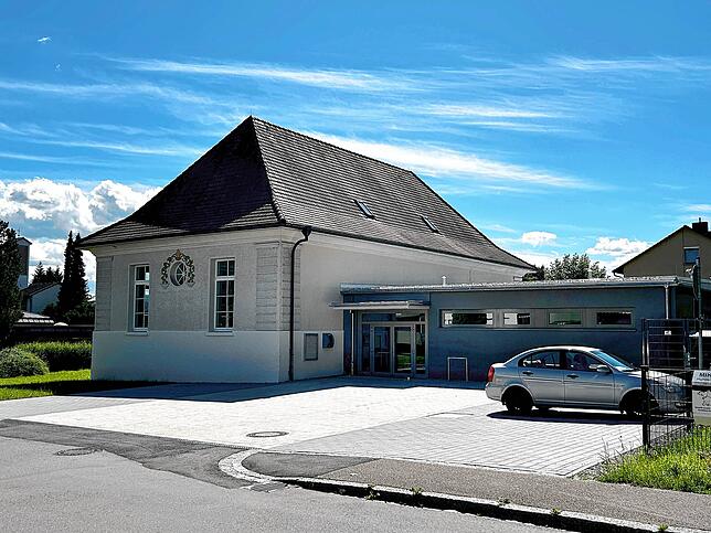 Nach der Sanierung ist die Turnhalle Rhina ein wahres Schmuckstück, mit neuen Sanitärräumen im Anbau.
