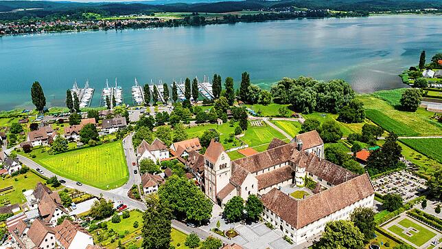 Keimzelle des Mönchtums: Das Unesco-Welterbe Klosterinsel Reichenau im Bodensee mit dem Münster St. Maria und Markus. Eine große ...