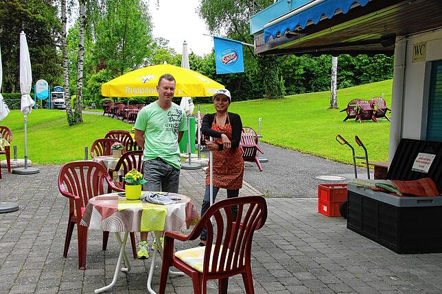 Samran und Oliver Krüger auf der Terrasse ihres Strandbadkiosks.