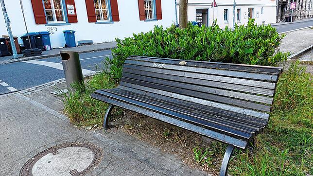 An der Oberen Laube werden Sitzbänke abgebaut, um Platz für Fahrradständer zu schaffen. Dieses Exemplar ist aber noch da.