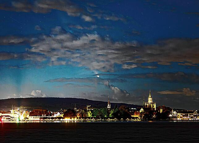 Fotograf Achim Mende hat sich am Montagabend, 14. Oktober, in Konstanz positioniert. Er wollte unbedingt den Kometen (Bildmitte) über ...