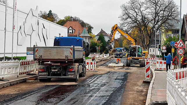 Es geht voran in der Friedrich-Ebert-Straße. Die Asphaltarbeiten sollen bald beendet sein. Dann müssen noch die Straßen-Markierungen ...