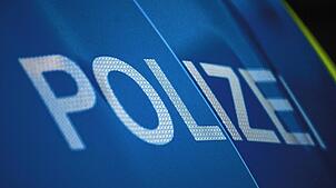 Eine 85-jährige Seniorin wird in einem Supermarkt umgestoßen und verletzt sich dabei schwer. (Symbolbild)