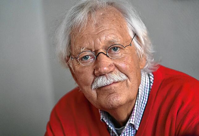 Der Radio- und TV-Moderator Carlo von Tiedemann sitzt im Cafe “Funk-Eck„. Nun ist er im Alter von 81 verstorben. (Archivbild vom 04.10.2023)