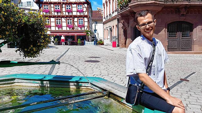Lazar Kneževi? wurde 1998 im Distrikt Br?ko in Bosnien geboren und lebt seit 1999 in Meßkirch. Er arbeitet als Pflegekraft im ...