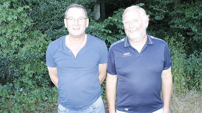 In ihren Ämtern beim FC Schwandorf/Worndorf/Neuhausen bestätigt: Jugendleiter Günter Kohli (rechts) und Elternvertreter Johann Reutebuch.