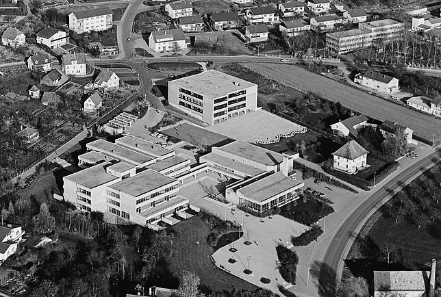 Gymnasium, Realschule, Dillhalle und Hallenbad im November 1977 aus der Luft.
