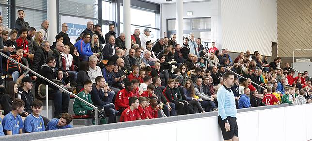 Die zahlreichen Zuschauer sehen beim Internationalen Blumberger Eichbergcup der U15-Junioren packende und heiß umkämpfte Spiele.