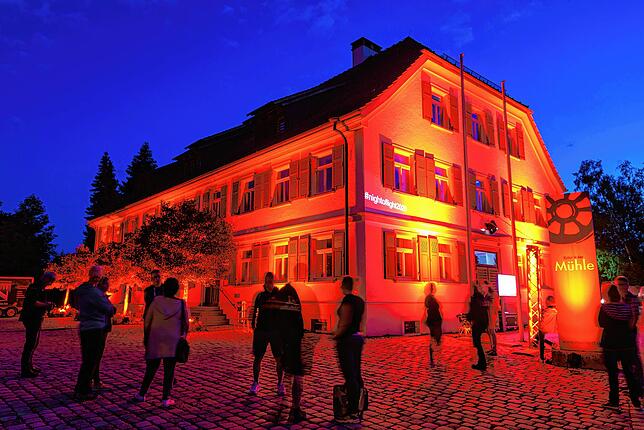 Immer noch im Lockdown: Die Mühle in Oberteuringen war während der „Night of Light“ im Juni 2020 rot angestrahlt, um auf die ...