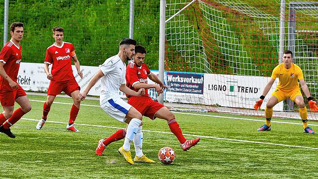Abschied: Patrik Braun (Mitte auf unserem Archivbild gegen den künftig für den FC Tiengen 08 spielenden Ex-Weilheimer Aggelos Mitkidis) ...