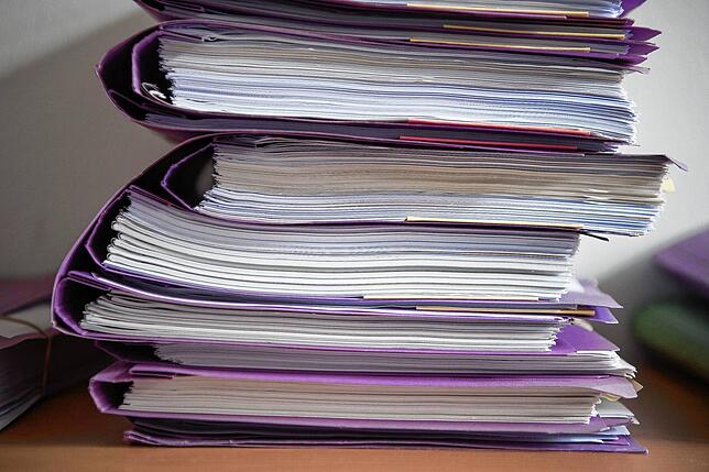 Papierstapel werden in der Verwaltung mit der zunehmenden Digitalisierung immer weniger, auch in Rheinfelden.