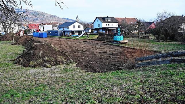 Im Neubaugebiet Höllstein begannen die Tiefbauarbeiten. Auf dem Bild ist die vom Humus befreite Fläche für die Erschließungsstraße zu sehen.
