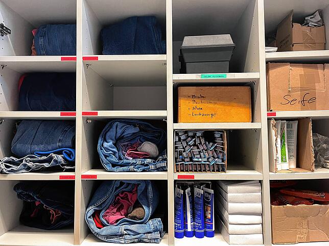 Anschließend folgt die Einkleidung. Die Insassen müssen sich dafür komplett ausziehen. Die JVA stellt die Jeans, das Shirt, den ...
