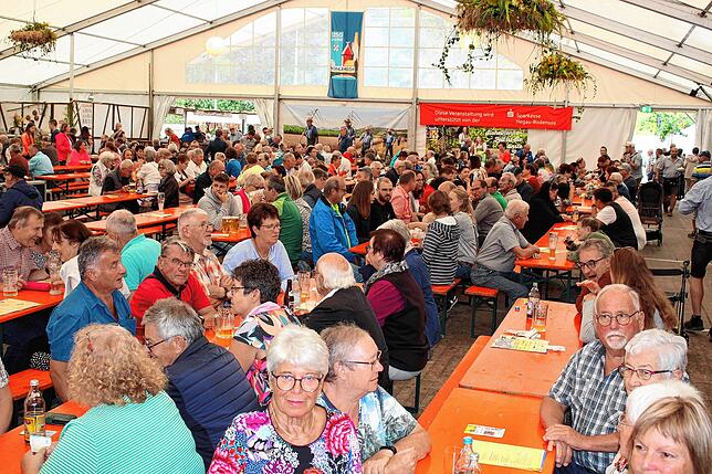 Bild 14: Festgottesdienst und Historische Marktgasse an der Sichelhenke in Bohlingen