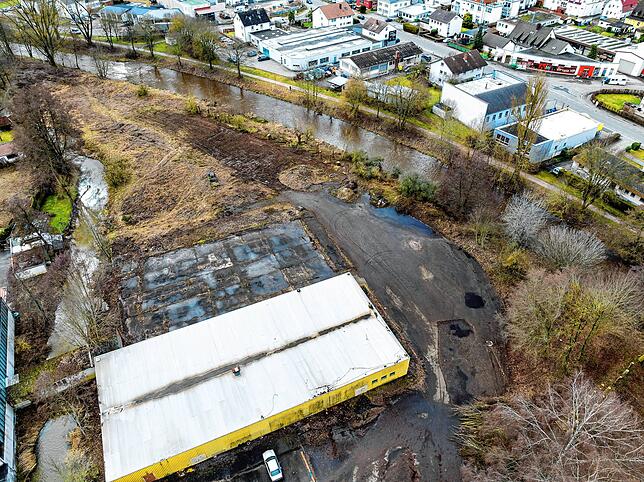 Die Lagerhalle soll in diesem Jahr noch abgerissen werden. Die asphaltierte Fläche davor wird einer Grünfläche weichen und dahinter – ...