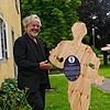 Voilà, das ist er: Projektleiter Wolfgang Panzer (rechts) und Andreas Kämpf vom Kulturzentrum Gems in Singen stellen die fiktive ...