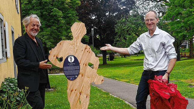 Voilà, das ist er: Projektleiter Wolfgang Panzer (rechts) und Andreas Kämpf vom Kulturzentrum Gems in Singen stellen die fiktive ...
