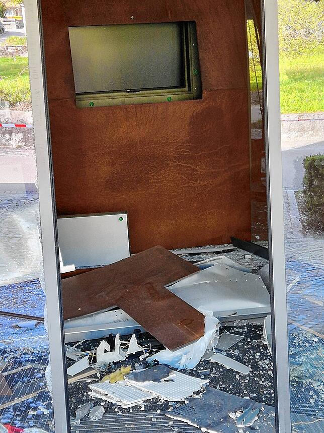 Bild 23: Sprengung der Filiale der Volksbank Hochrhein in Albbruck: Erdrückende Bilder vom Tatort