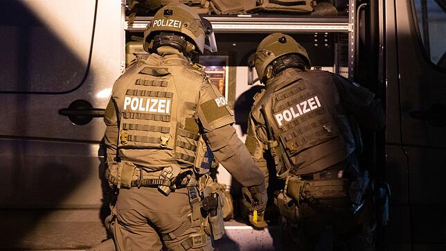 SEK-Einsatz im Rems-Murr-Kreis: Ein Mann hatte sich bei der Polizei gemeldet, nachdem er mit einer Schusswaffe bedroht worden war. ...