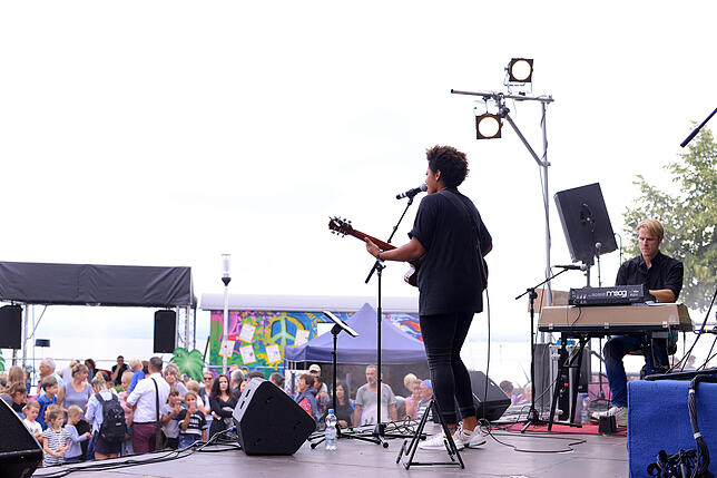 Bild 16: Akrobatik, Clownerie und Musik unter freiem Himmel: Farbenfrohe Momentaufnahmen vom Kulturufer