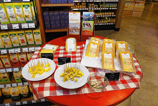 Besonderer Beliebtheit erfreuen sich auch die Produkte vom Lehenhof, wie hier der Käse – aber auch Brot und Gemüse.